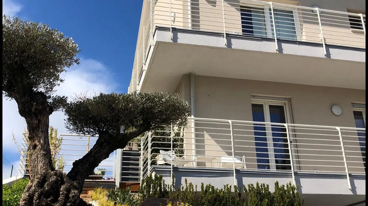 *Central Lakeside Apt*Swimming Pool & Free Parking Peschiera del Garda Appartement